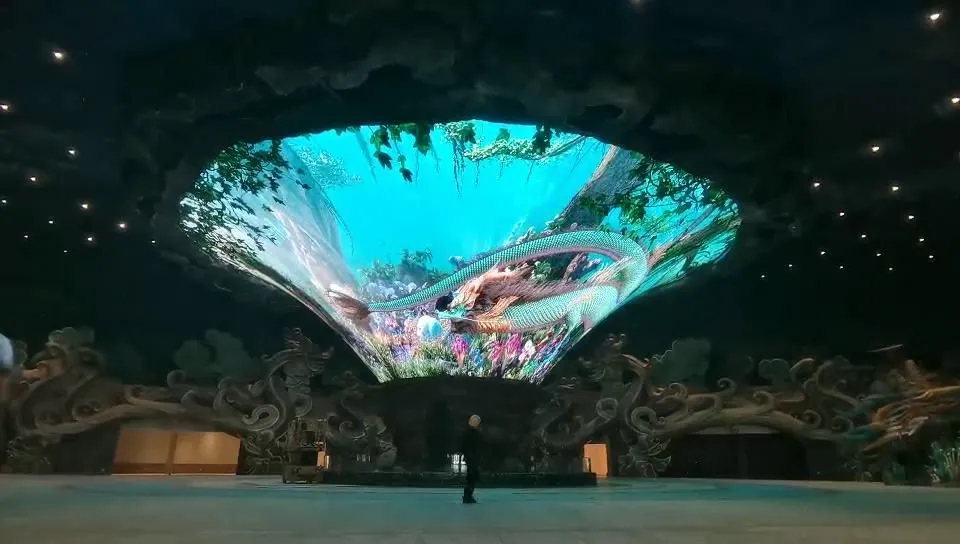 康碩展又一創(chuàng)意巨作，南京龍之谷直徑27米的樹形喇叭屏，世界之最！