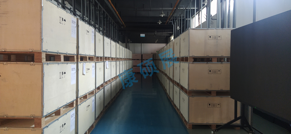 康碩展2000平米戶外格柵屏出貨，重量輕，風(fēng)荷載小，IP67防水，高效能低功耗，易安裝、方便維護(hù)！